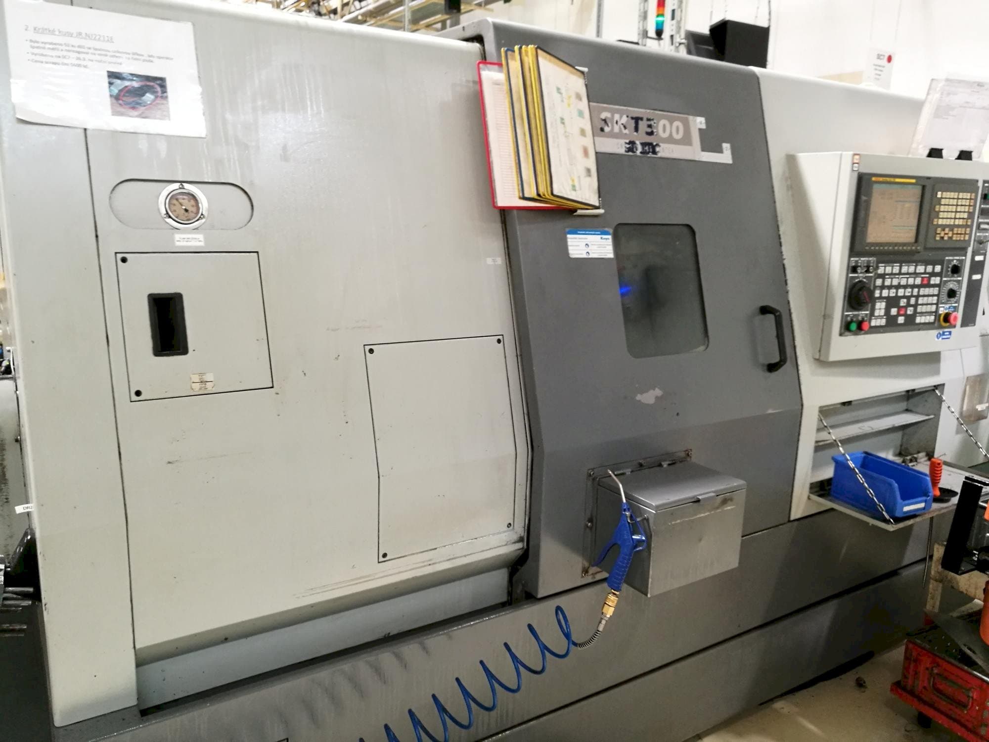 Vista Frontal  da Hyundai Kia SKT 300  máquina