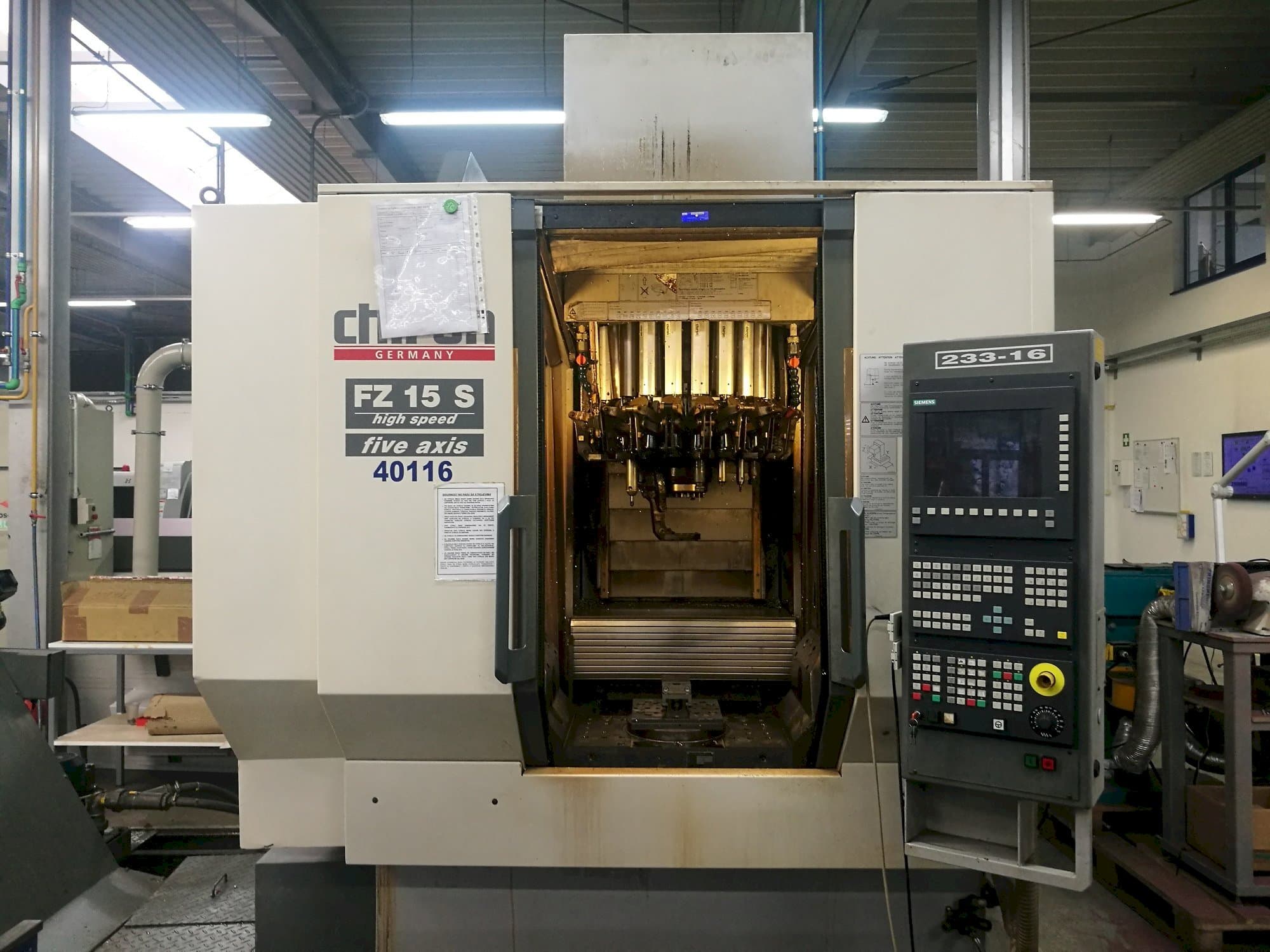 Vista Frontal  da CHIRON FZ15S  máquina