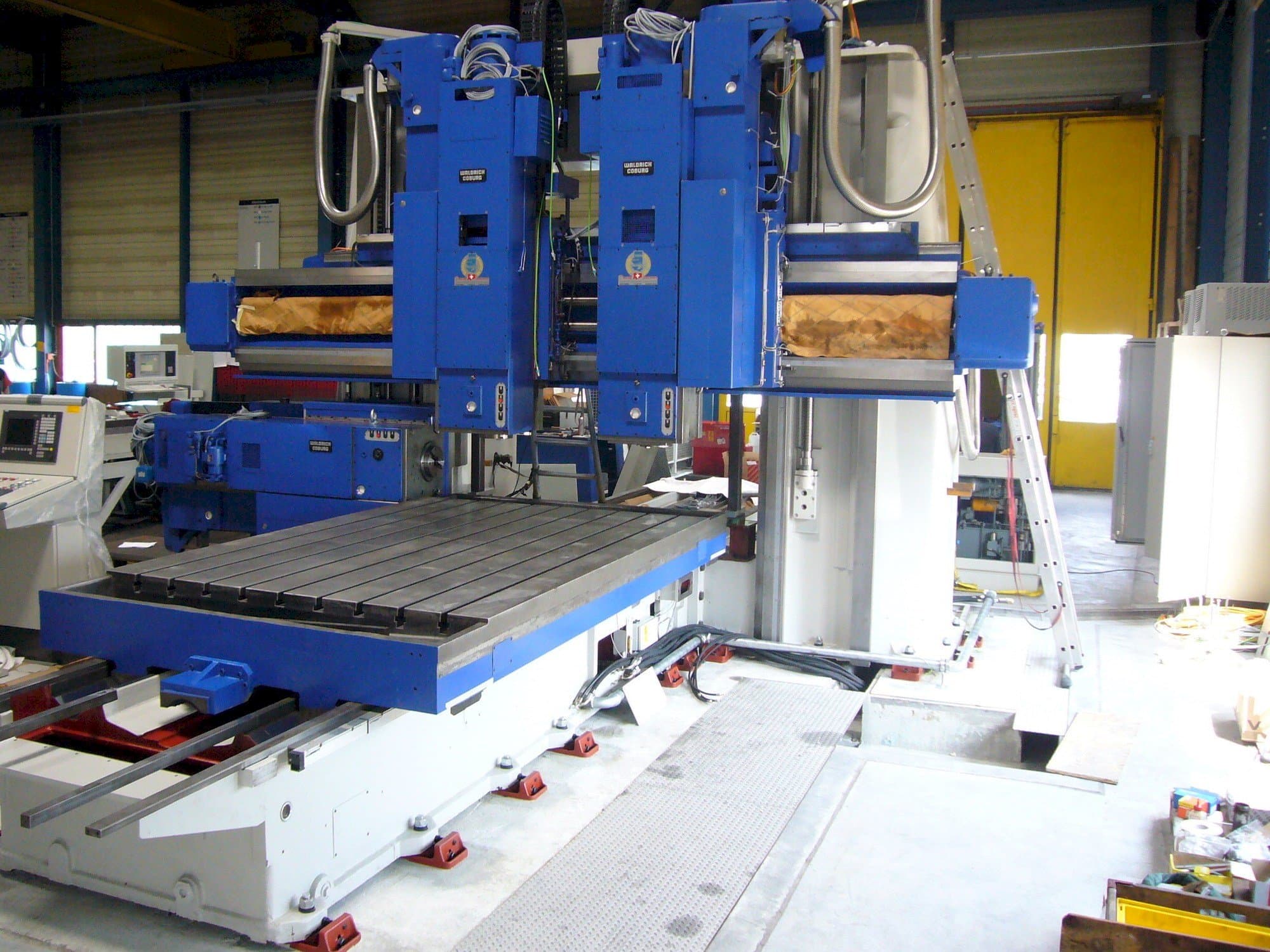 Vista Frontal  da Waldrich Coburg  máquina