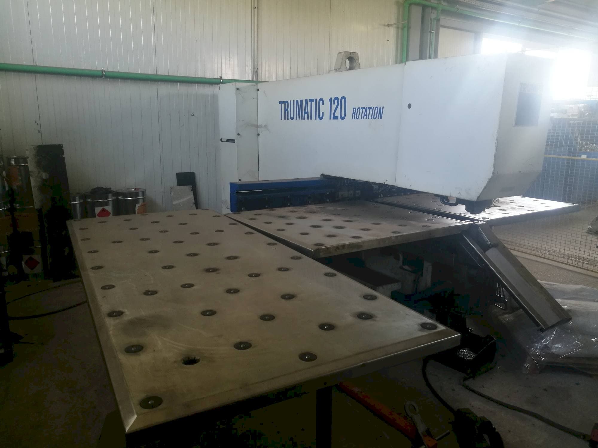 Vista Frontal  da Trumpf Trumatic 120R  máquina