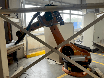 Vista Frontal  da KUKA KR-240-2  máquina