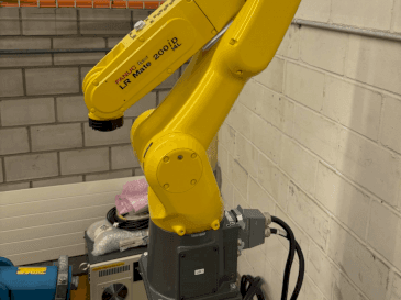 Vista Frontal  da FANUC LR Mate 200 iD 14L  máquina