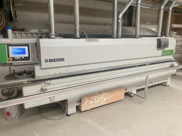 Vista Frontal  da BIESSE AKRON 1440  máquina