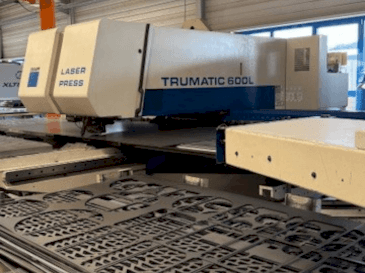 Vista Frontal  da TRUMPF Trumatic 600L  máquina