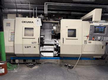 Vista Frontal  da Okuma LU2-M  máquina