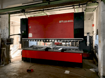 Vista Frontal  da AMADA HFP NT 220-4L  máquina