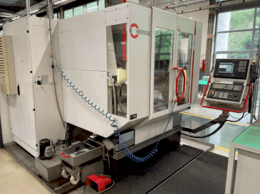 Vista Frontal  da HERMLE C800V  máquina