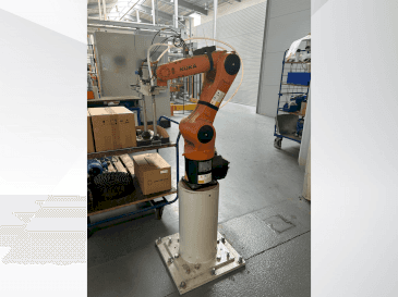 Vista Frontal  da KUKA KR 6 R900 fivve  máquina