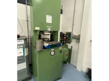 Vista Frontal  da Extrude Hone Vector Series  máquina