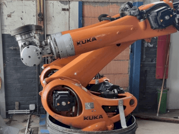 Vista Frontal  da KUKA KR 90 R3100 extra C-F-HP  máquina