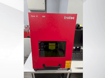 Vista Frontal  da Trotec Speed marker 300  máquina