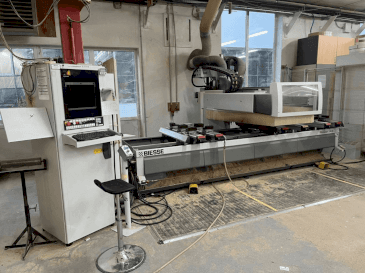 Vista Frontal  da BIESSE ROVER A  máquina