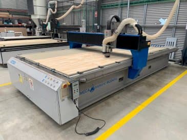 Vista Frontal  da MECANUMERIC M2040  máquina