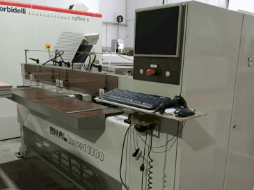 Vista Frontal  da OMAL Insert 1300  máquina