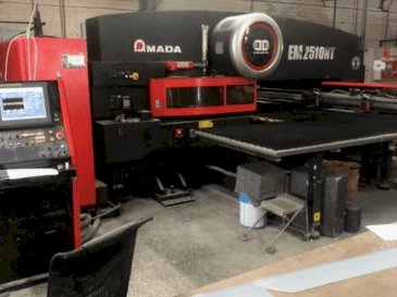 Vista Frontal  da AMADA EM2510NT  máquina