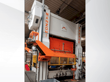 Vista Frontal  da RAVNE PRESSES Manzoni 315  máquina