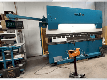Vista Frontal  da ADIRA QIH-11030 DNC CR  máquina