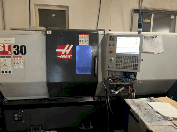 Vista Frontal  da HAAS ST-30  máquina