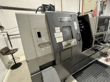 Vista Frontal  da Hyundai Kia SKT 28 LM  máquina