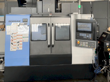 Vista Frontal  da DOOSAN DNM 4500  máquina