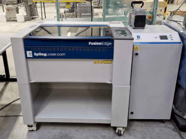 Vista Frontal  da EPILOG Laser Fusion Ege 12 30watt fiber  máquina