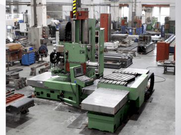 Vista Frontal  da TOS WFQ 80 CNC  máquina