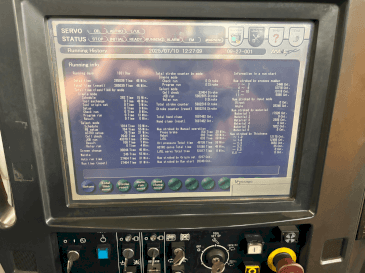 Vista Frontal  da AMADA Astro 100 NT  máquina