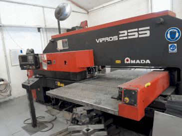 Vista Frontal  da AMADA Vipros 255  máquina