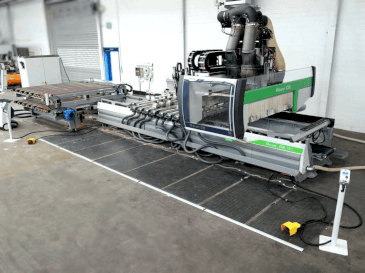 Vista Frontal  da BIESSE Rover C6  máquina