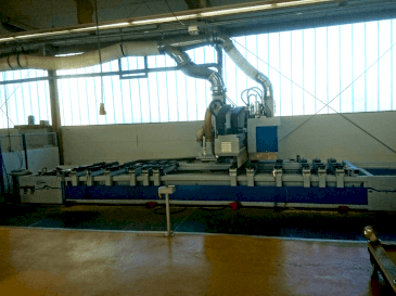 Vista Frontal  da Weeke Optimat BHC 655  máquina