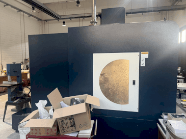 Vista Frontal  da Johnford Dart VMC 1000A HI TECH  máquina