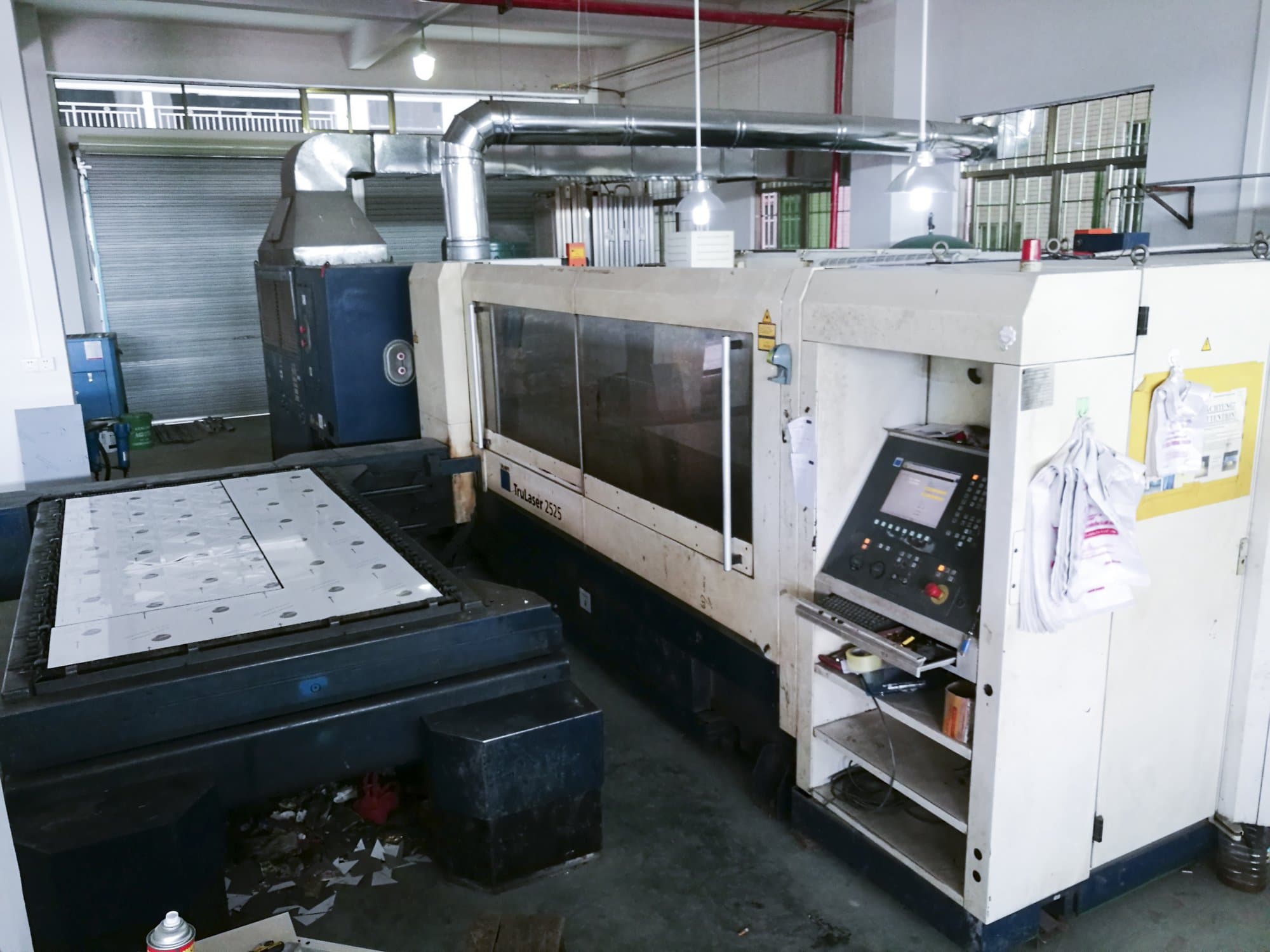 Vista Direita  da Trumpf TruLaser 2525  máquina