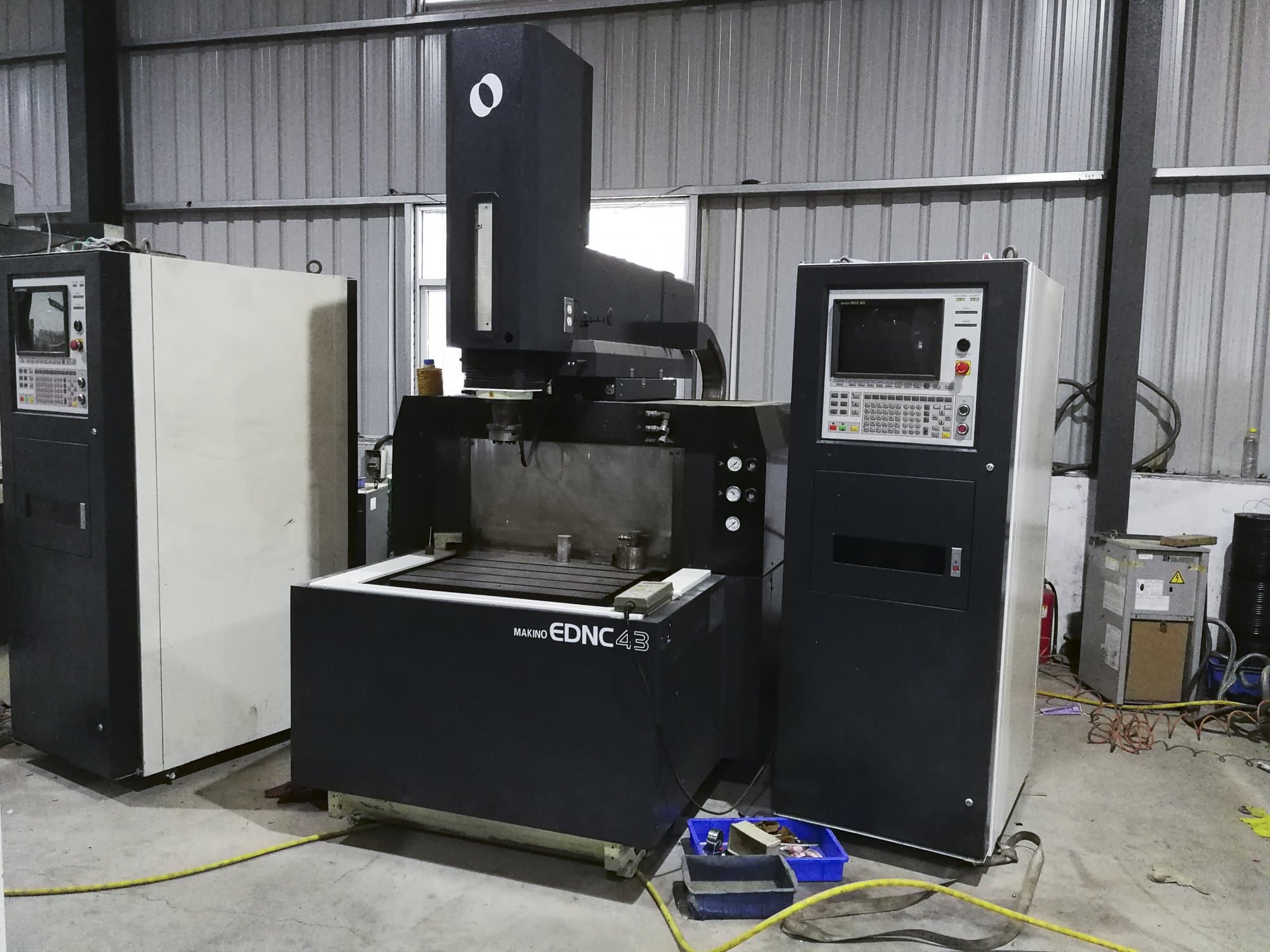 Vista Frontal  da Makino EDNC43  máquina