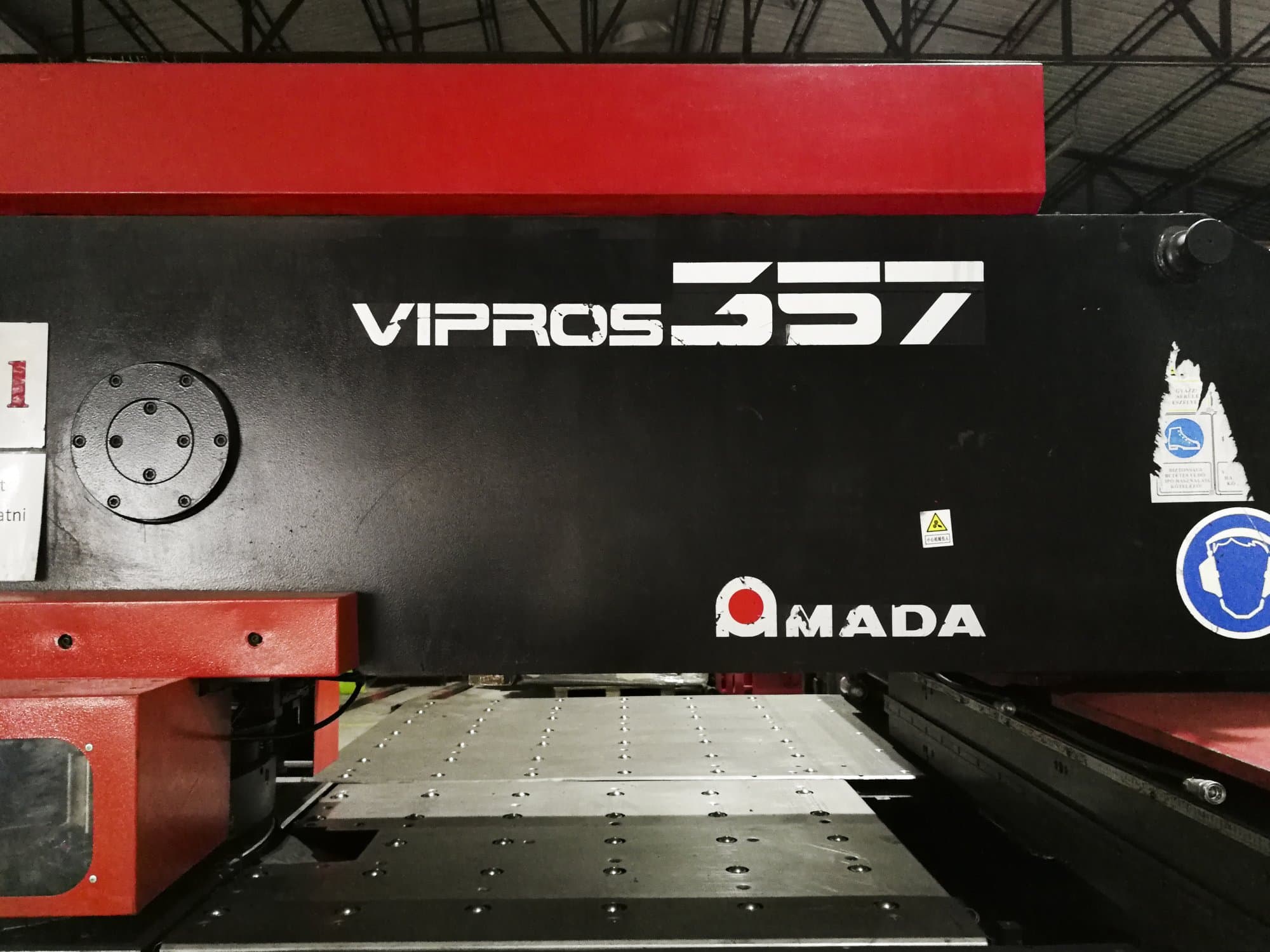 Vista Frontal  da AMADA Vipros 357  máquina