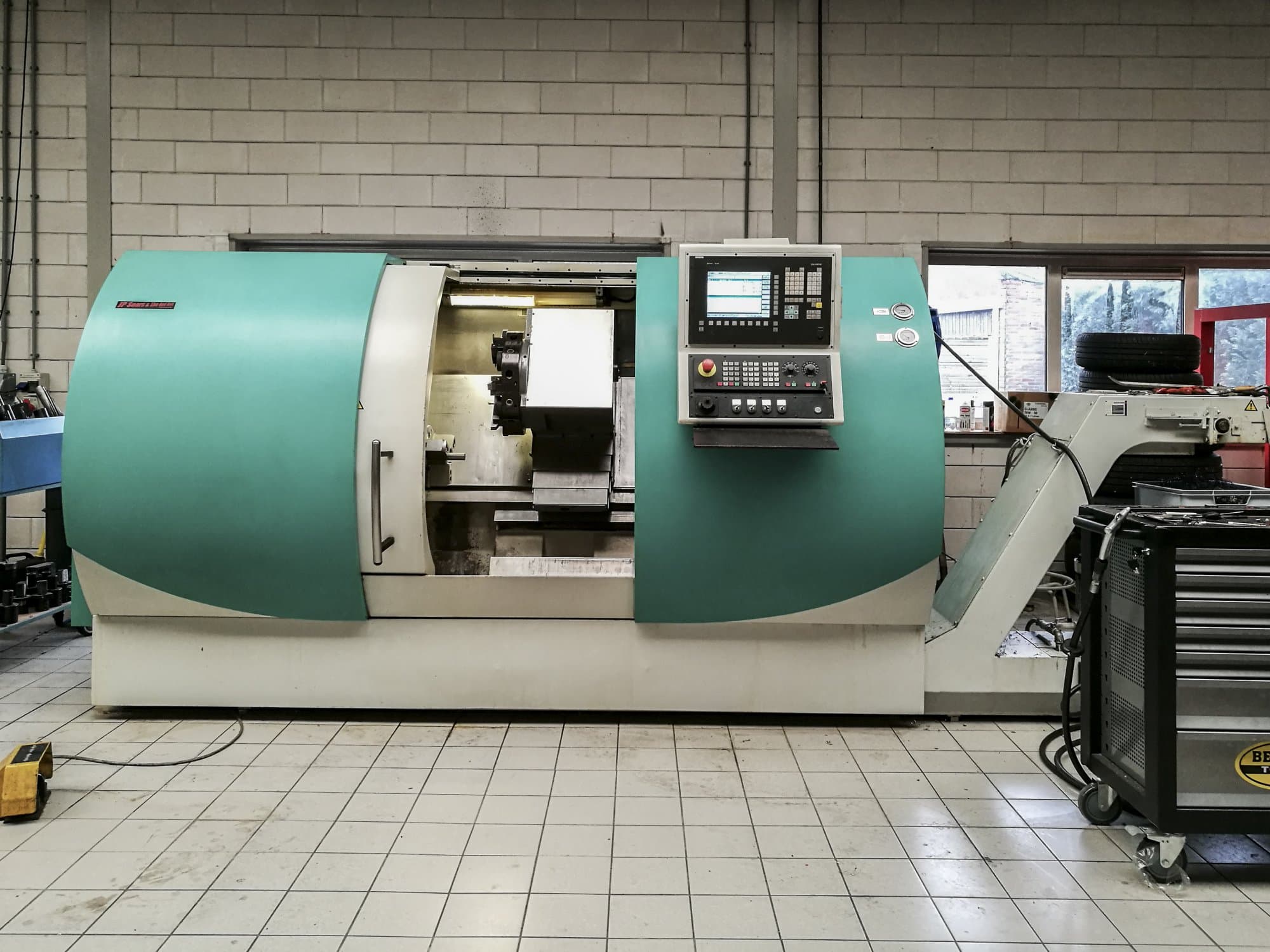 Vista Frontal  da TRENS SBL 500 CNC  máquina