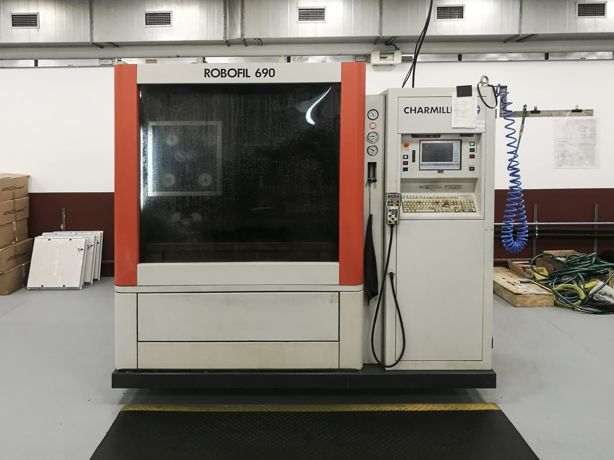 Vista Frontal  da CHARMILLES ROBOFIL 690  máquina