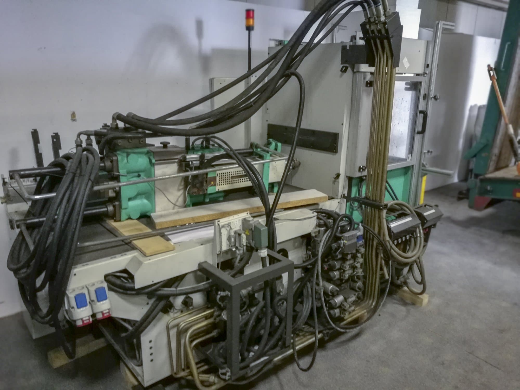 Vista Frontal  da Arburg 420C 800-250  máquina