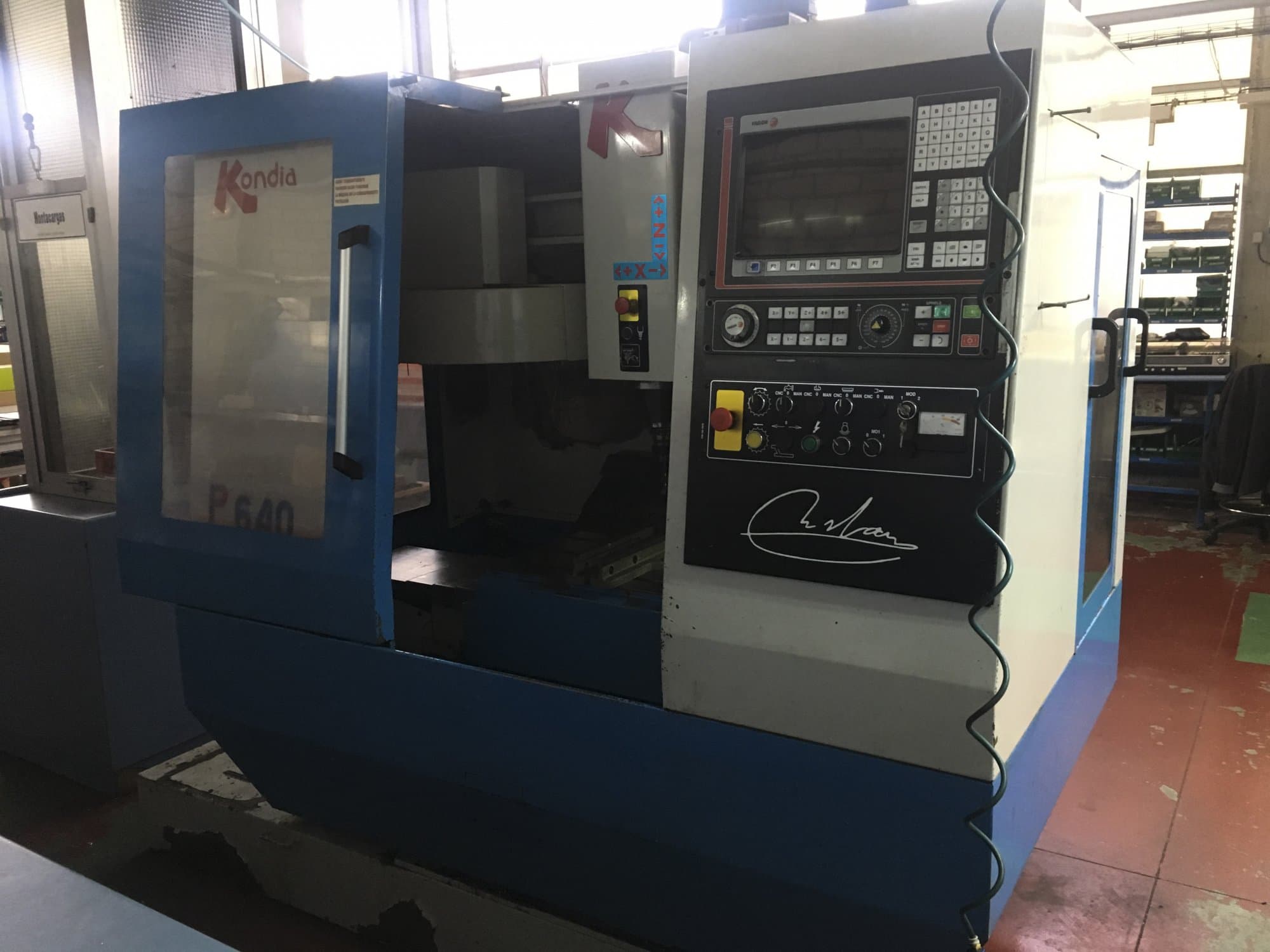 Vista Direita  da KONDIA B-640  máquina