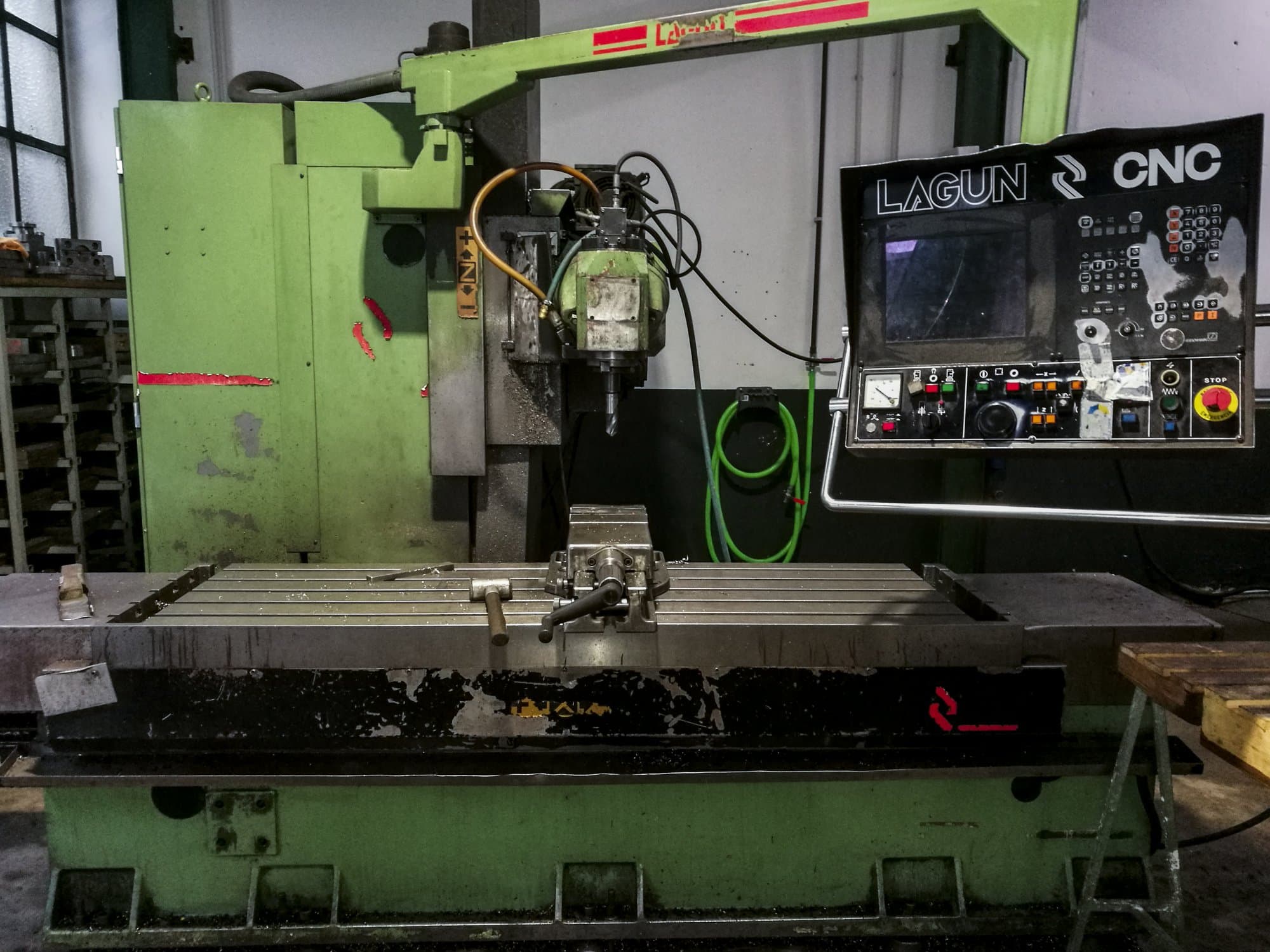 Vista Frontal  da Lagun FBF 1800  máquina