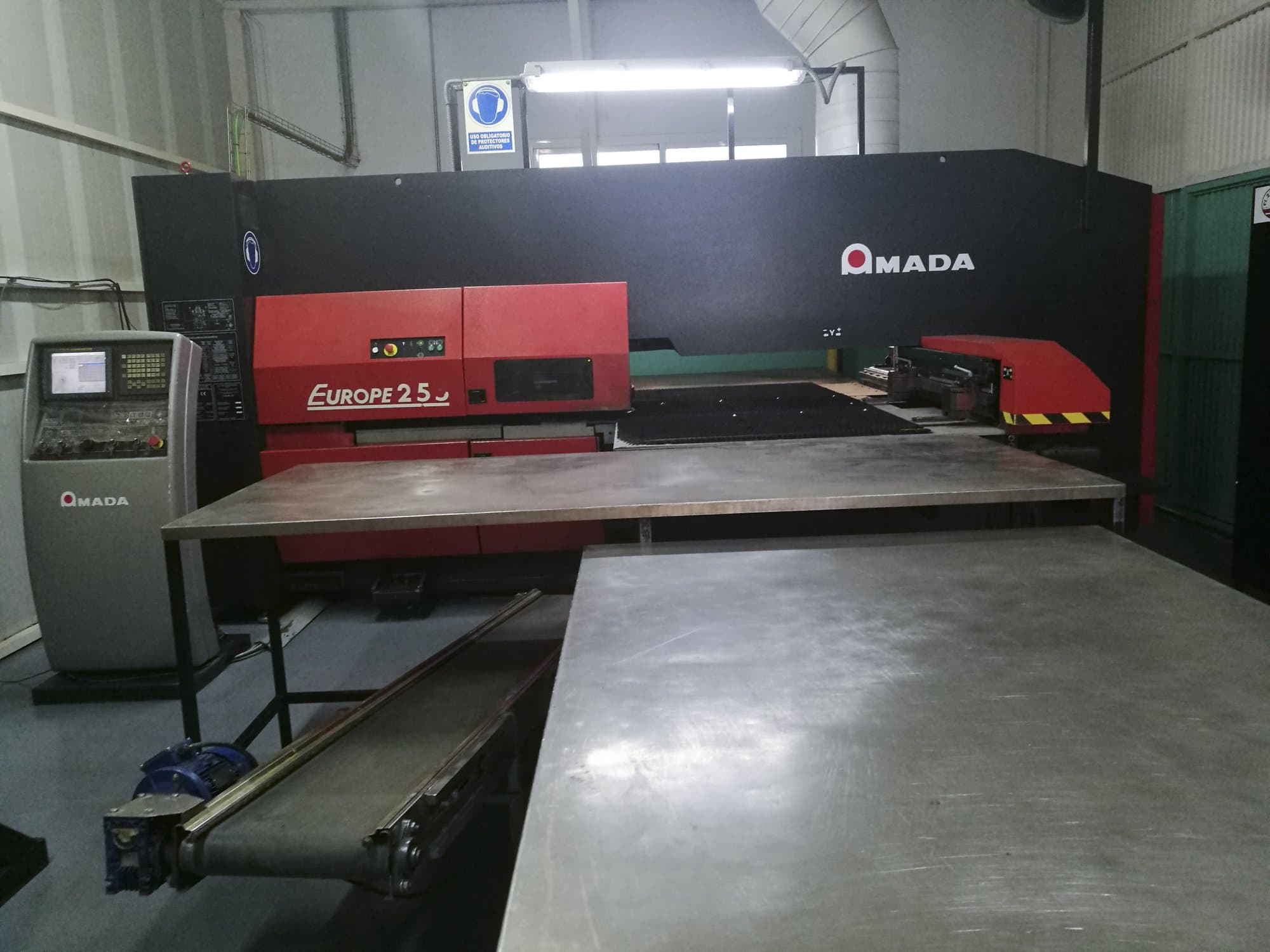 Vista Frontal  da AMADA EUROPE 255  máquina