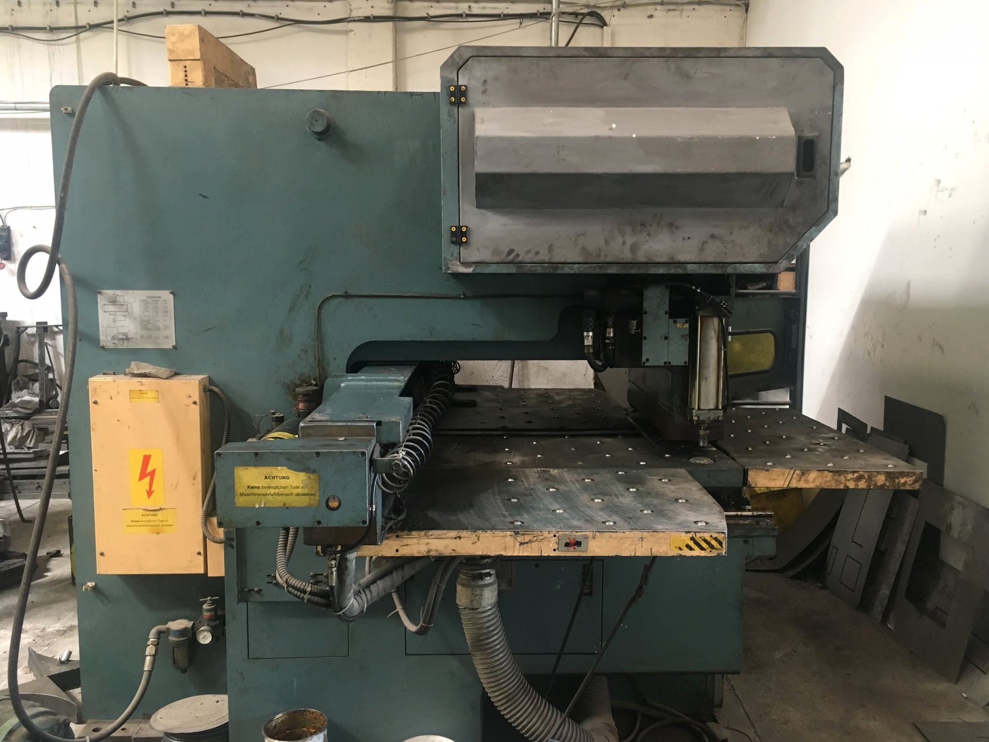 Vista Frontal  da AMADA OCTO-334  máquina