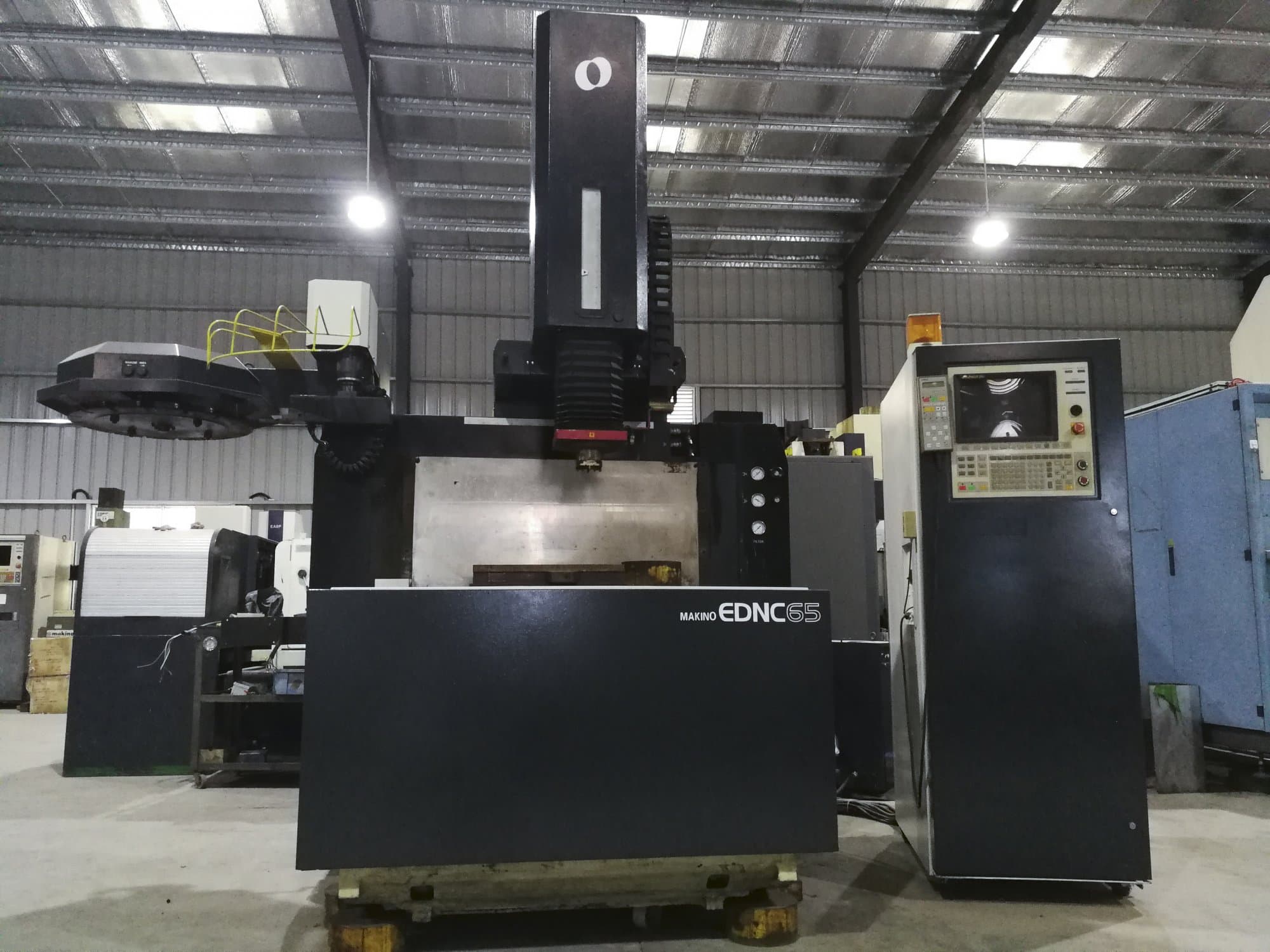 Vista Frontal  da Makino EDNC65  máquina