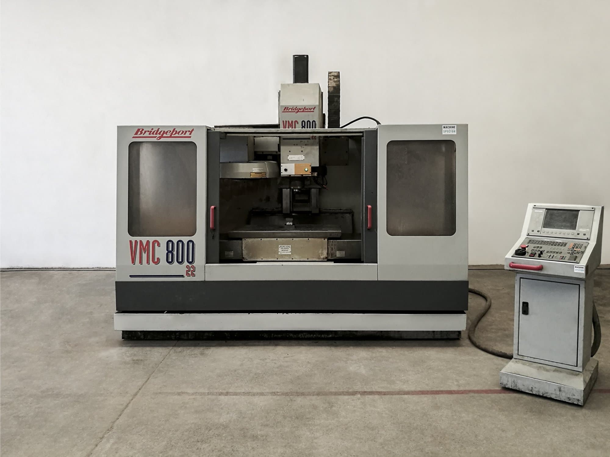 Vista Frontal  da Bridgeport VMC 800.22  máquina