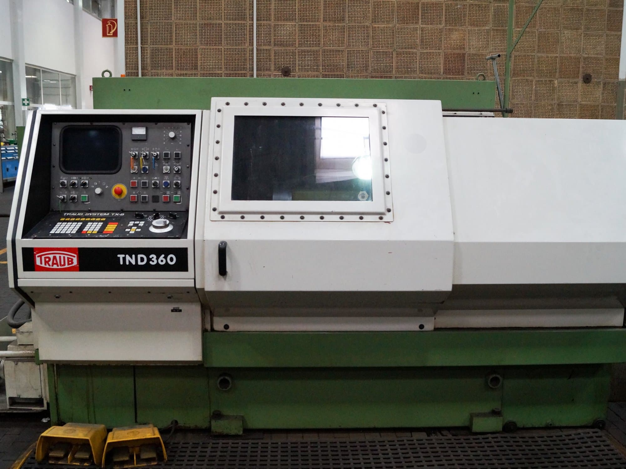 Vista Frontal  da Traub TND 360  máquina