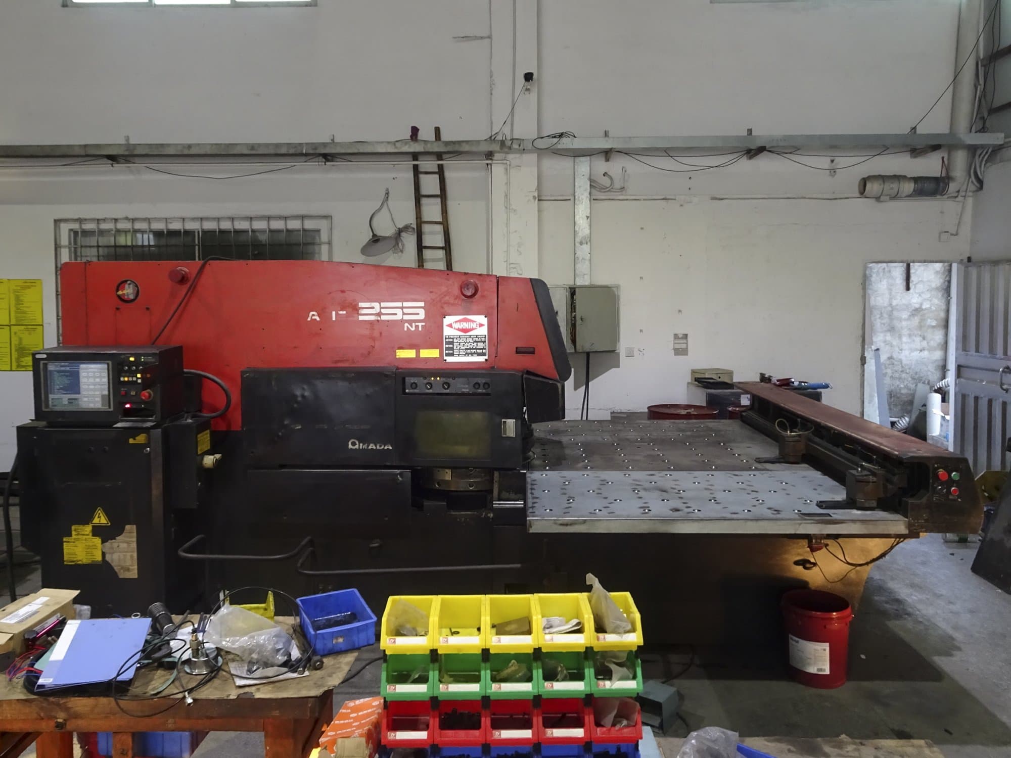 Vista Frontal  da AMADA ARIES 255NT  máquina