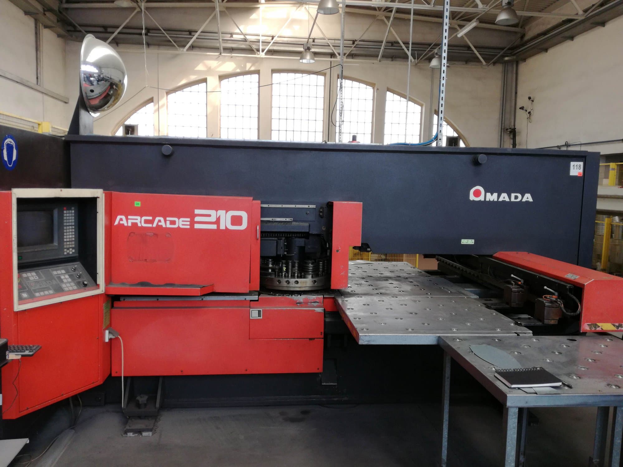 Vista Frontal  da AMADA ARCADE 210  máquina