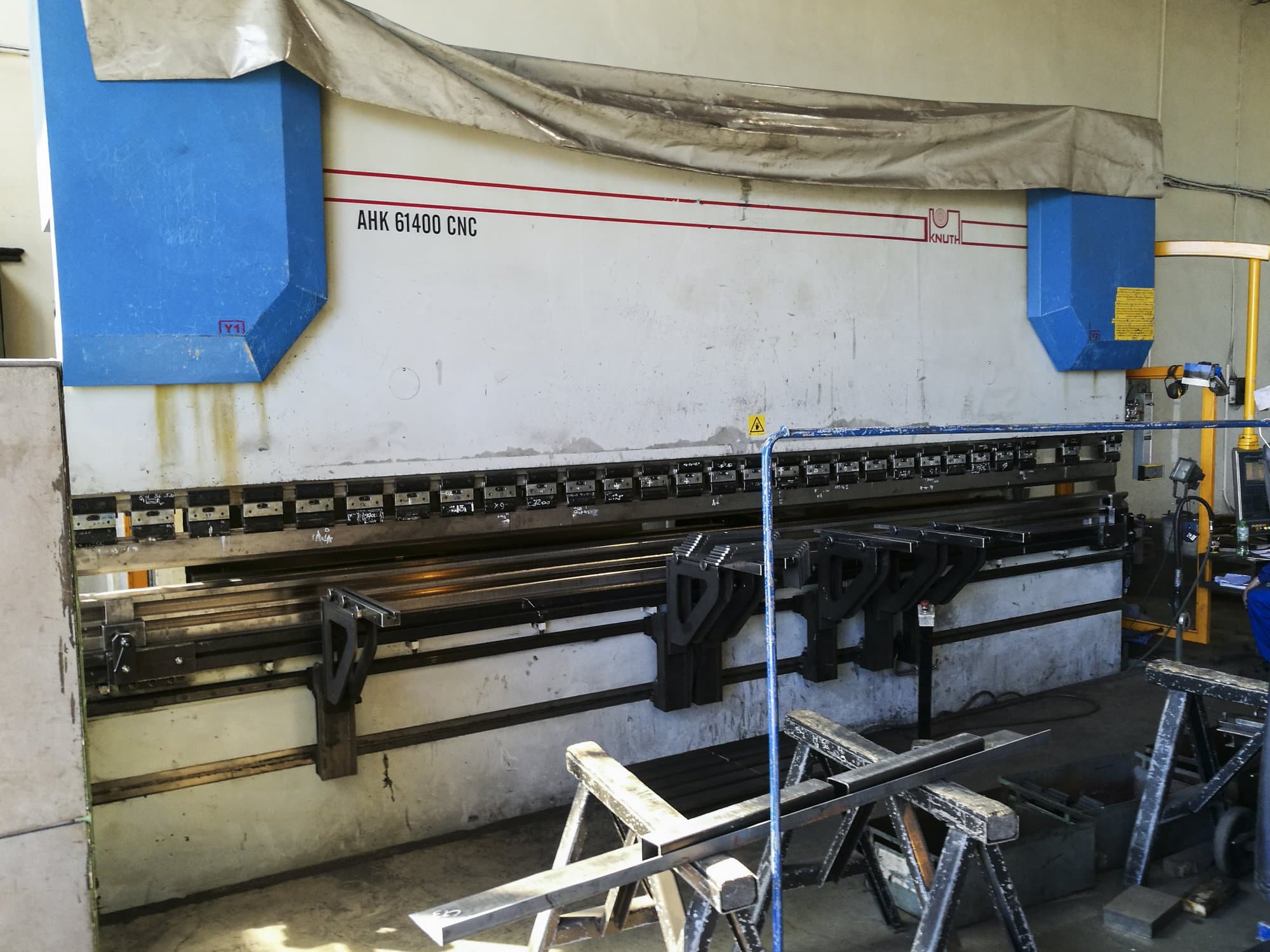 Vista Esquerda  da KNUTH AHK 61400 CNC  máquina