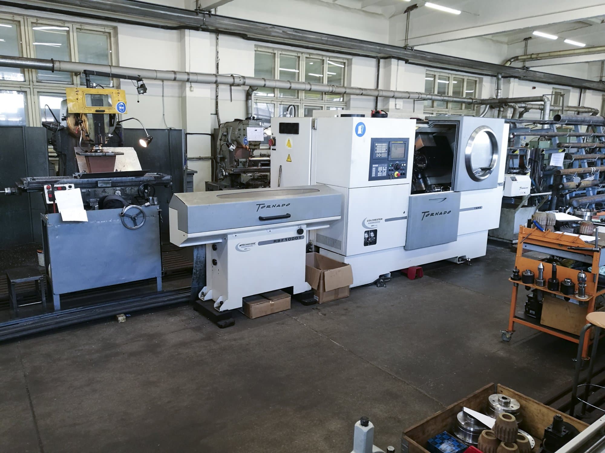 Vista Frontal  da Colchester TORNADO T8MS  máquina