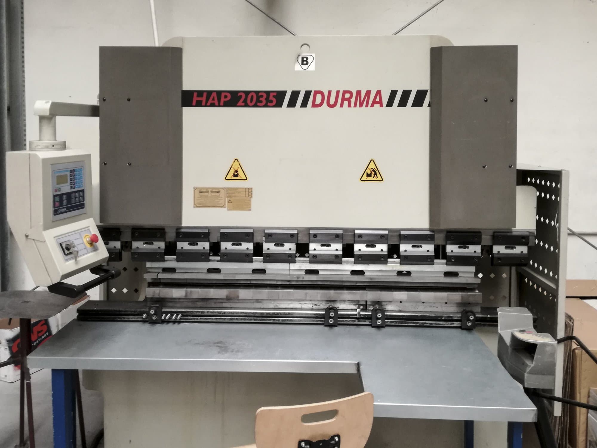 Vista Frontal  da Durma HAP 2035  máquina