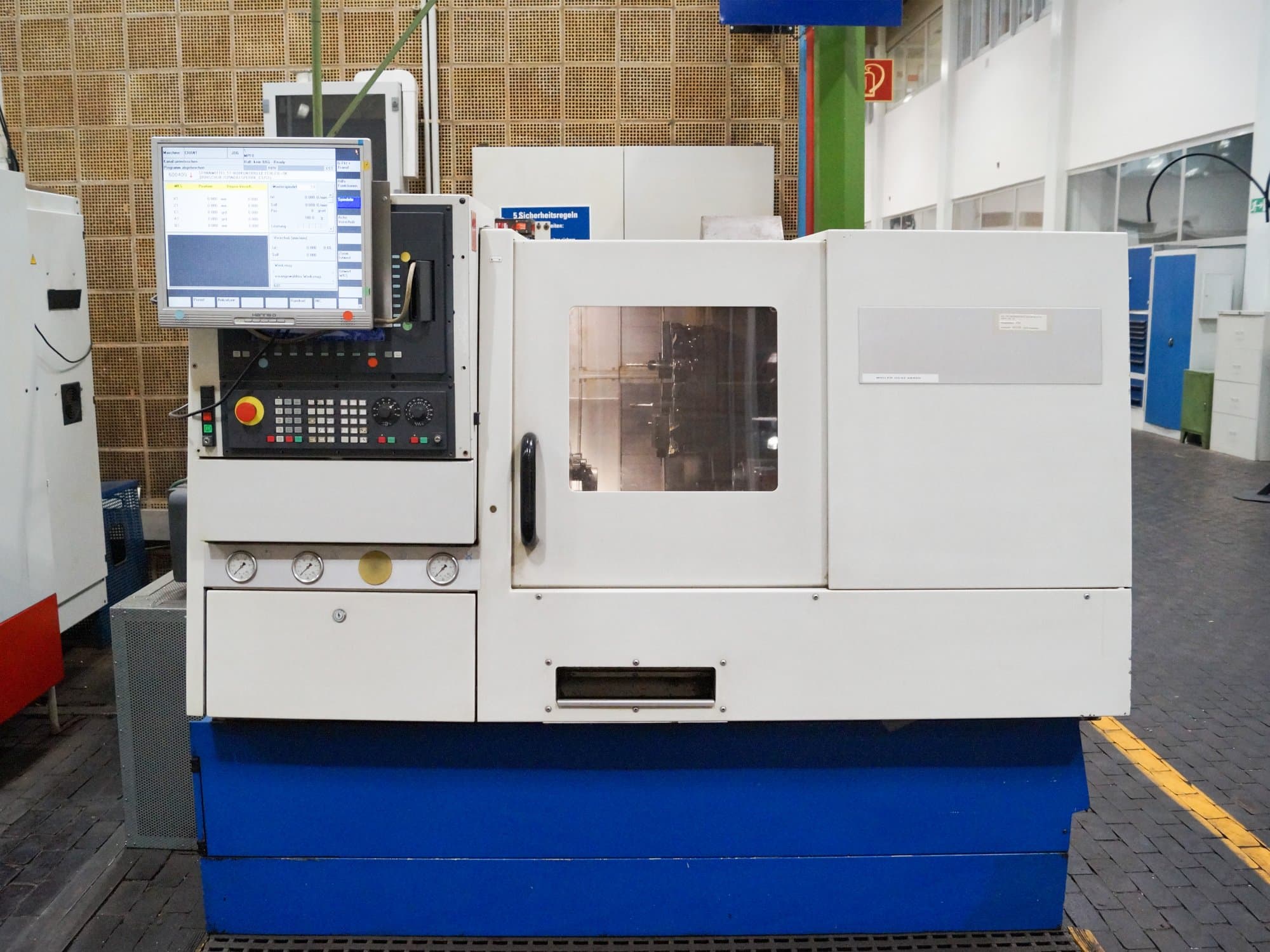 Vista Frontal  da Weiler DZ 42 CNC  máquina